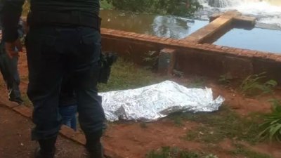 Corpo do adolescente �s margens do Rio Apor� (Foto: Cassil�ndia Urgente)