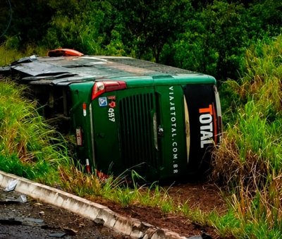 �nibus ficou tombado na regi�o do acidente (Foto: In Foco MS)