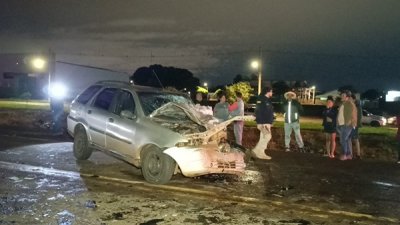 O ve�culo conduzido por Anderson ficou totalmente destru�do (Foto: Osvaldo Duarte/Dourados News)