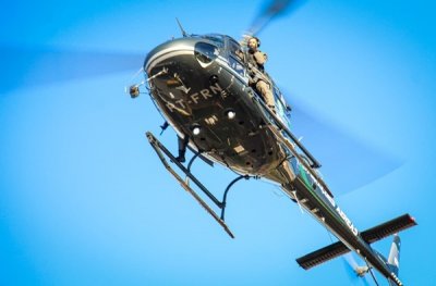 Helic�ptero sobrevoa �rea do Garras, um dos pontos de apoio da investiga��o (Foto: Juliano Almeida)