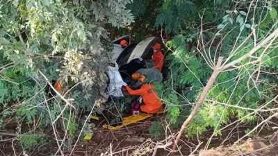 Socorristas retirando v�tima de dentro do ve�culo (Foto: Dourados News)