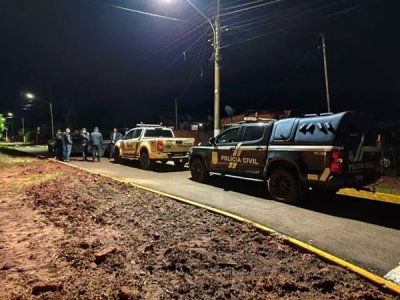 Movimenta��o policial em frente � casa da v�tima (Foto: Wander Ferreira)