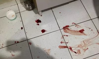 Manchas de sangue no ch�o da cozinha da casa onde vitima foi socorrida (Foto: Eliton Chaves | 24h News)