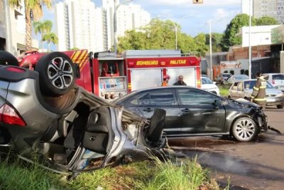 Corolla parou atravessado na pista ap�s atingir HR-V (Foto: Juliano Almeida)