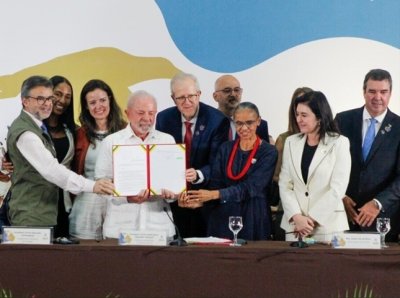 Autoridades durante assinatura de decretos na COP15 em Campo Grande (Foto: Juliano Almeida)