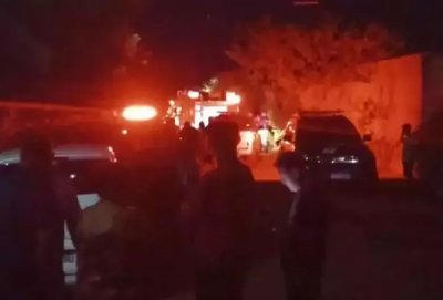 Viaturas em frente a casa incendiada na Vila Ferreira, em Terenos. - Cr�dito: (O Terenense)