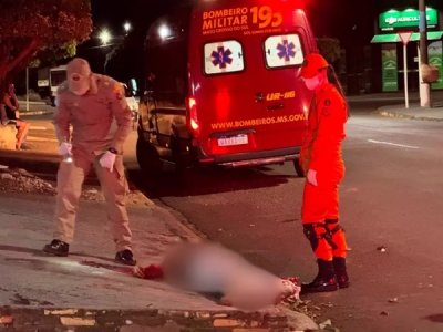 Jean Marlon ca�do ao ch�o ap�s ser atingido pelos disparos (Foto: Ivinot�cias)