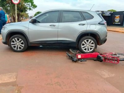 Bicicleta el�trica conduzida pela v�tima foi parar embaixo de Chevrolet Tracker. (Foto: Direto das Ruas)