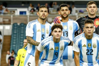 Paredes, em p� a esquerda, um dos jogadores punidos (Instagram/AFA)