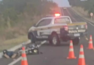 Homem morto em rodovia, ao lado de viatura da Pol�cia Militar Rodovi�ria (Foto: reprodu��o/MS Todo Dia)