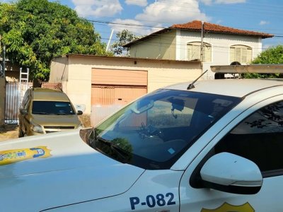 Viatura da Pol�cia Cient�fica e do ve�culo funer�rio em frente a casa onde corpo de Adrieli foi encontrado j� sem vida. (Foto: Geniffer Valeriano)