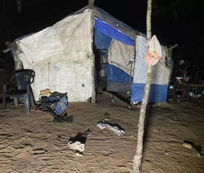 Barraco de lona onde beb� foi assassinado, na madrugada deste domingo (Foto: Divulga��o)