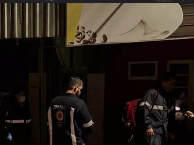 Equipe do Samu no local onde crime aconteceu na madrugada desta segunda-feira (Foto: 24h News)