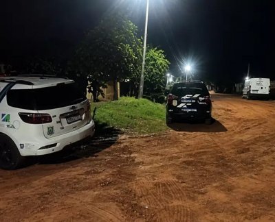 Viaturas em frente aresid�ncia onde tr�s pessoas foram encontradas mortas (Foto: Jornal da Nova)