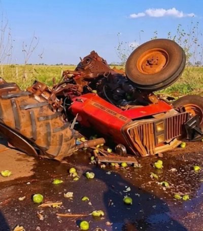 Trator ficou completamente destru�do ap�s a colis�o com a carreta, com frutas espalhadas pelo asfalto (Foto: Maracaju Speed)