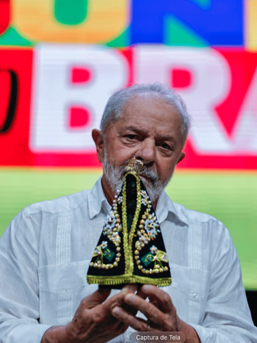 Presidente Luiz In�cio Lula da Silva (PT) segurando imagem de Nossa Senhora Aparecida � Foto: Reprodu��o
