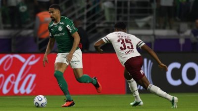 Murilo com a posse da bola no gramado do Nubank Parque. (Foto: Cesar Greco/Palmeiras)